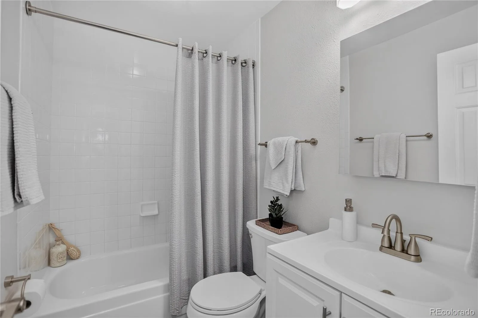 1843 S Pierson Court Lakewood CO 80232 | MLS #REC5300663 09302026152125 1600 26