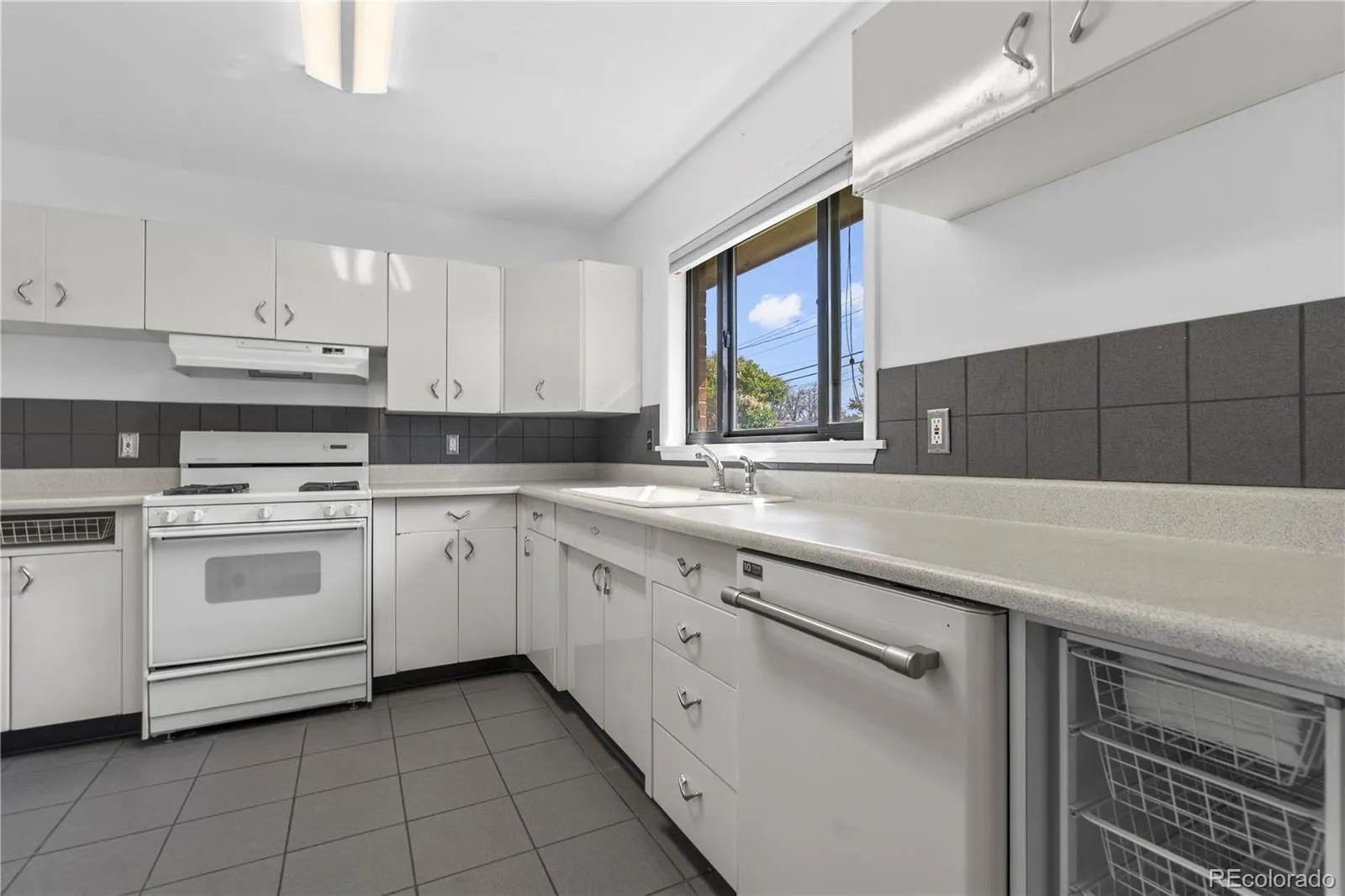 962 S Holly Street Denver CO 80246 MLS #REC5303149 04302026212829 1600 16