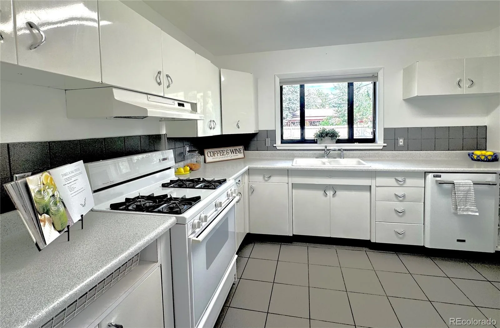 962 S Holly Street Denver CO 80246 | MLS #REC5303149 08052026192453 1600 3