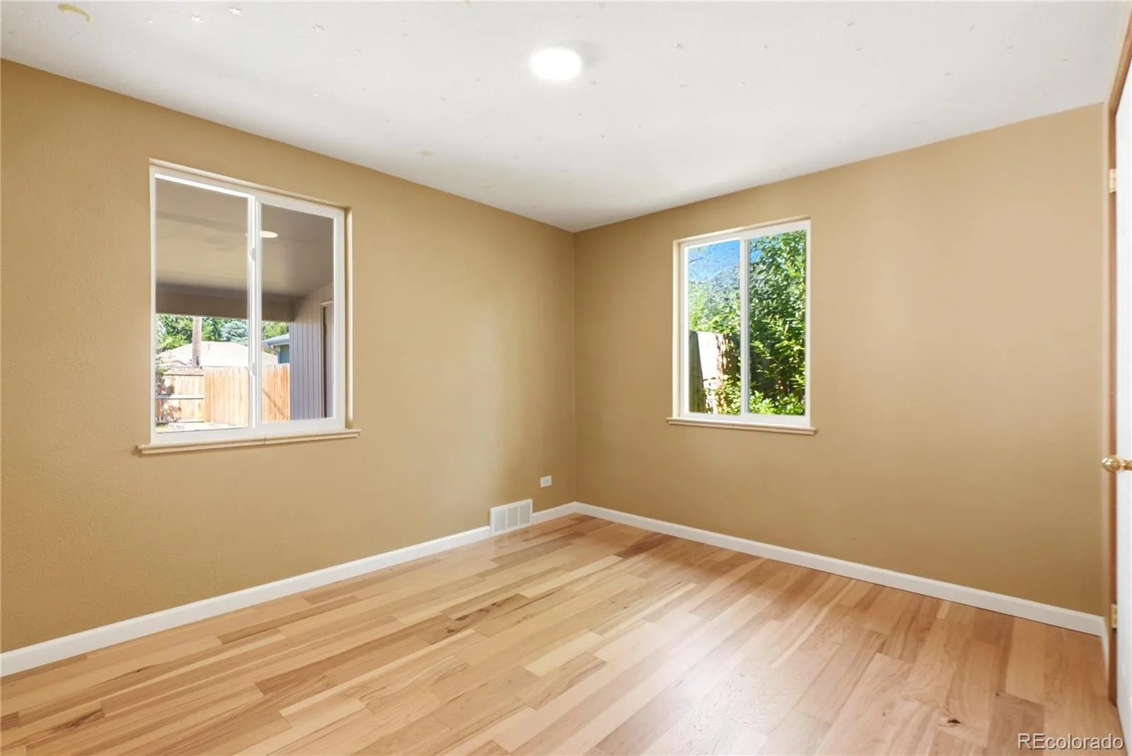2127 Niagara Street Denver CO 80207 MLS #REC5304434 07162026000835 1600 21