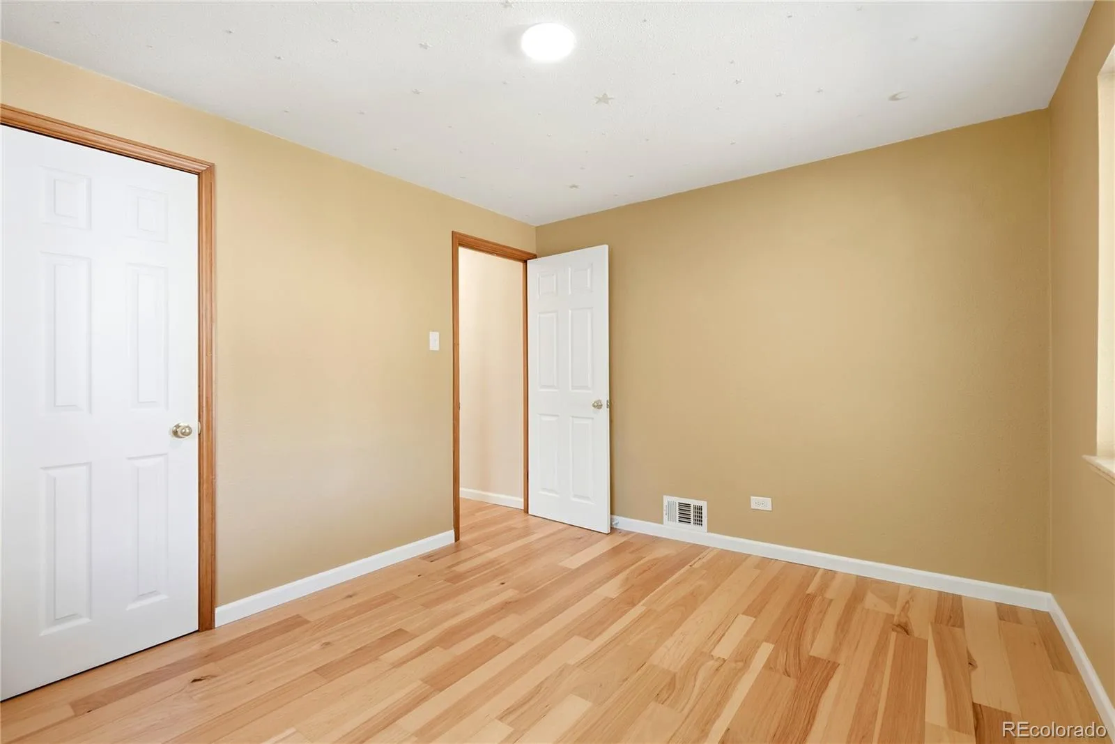2127 Niagara Street Denver CO 80207 MLS #REC5304434 07162026000835 1600 22
