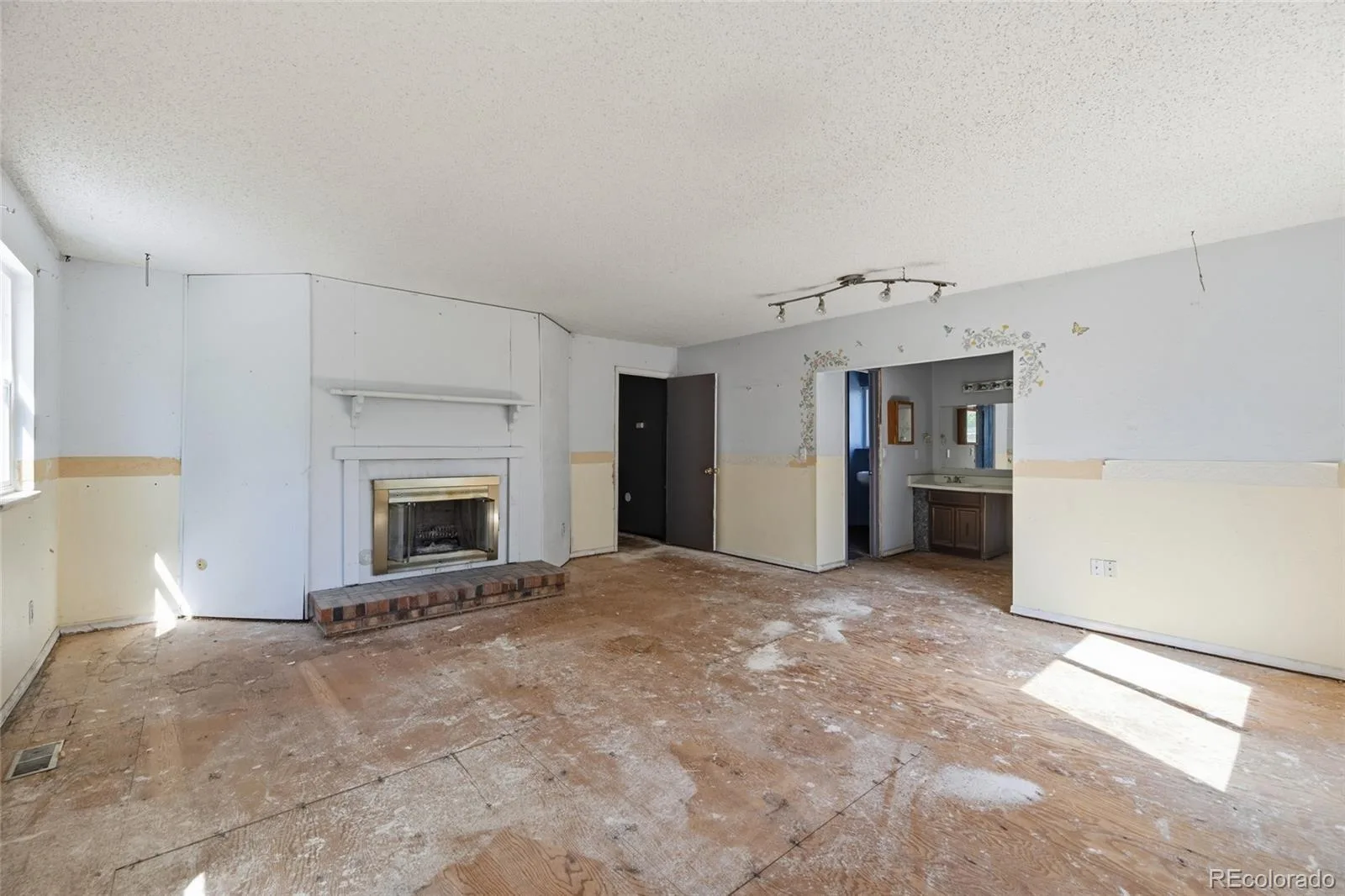 1404 S Vaughn Circle Aurora CO 80012 | MLS #REC5317699 07242026131037 1600 16