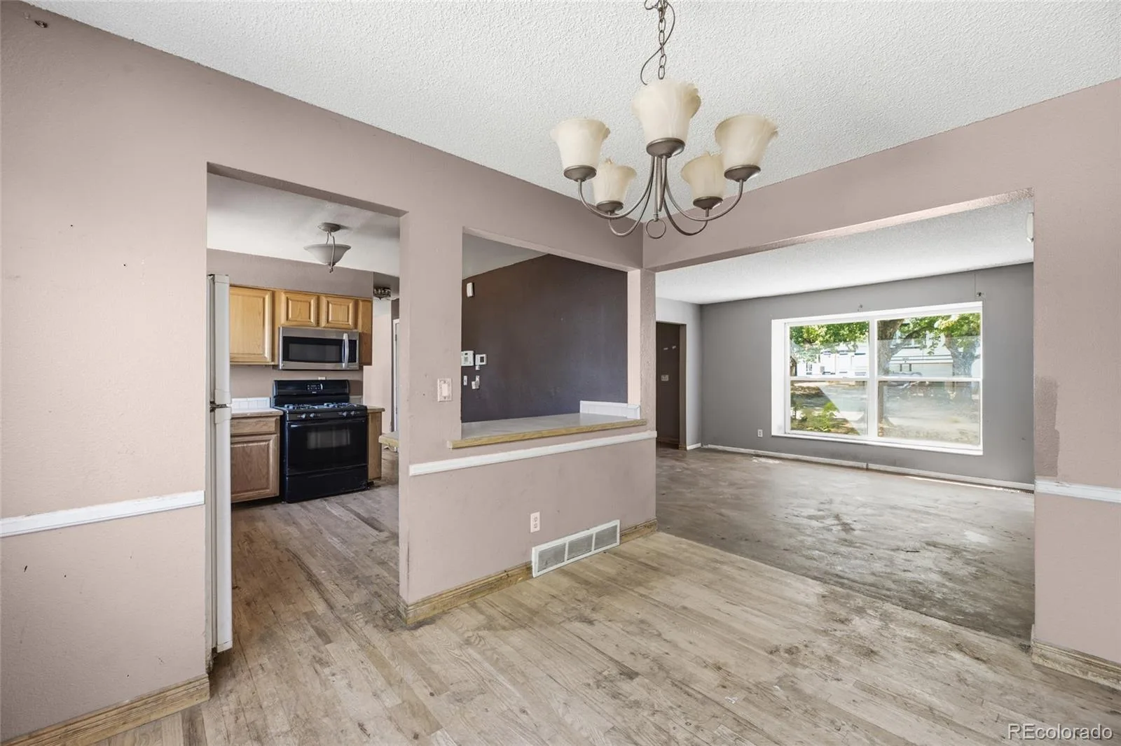 1404 S Vaughn Circle Aurora CO 80012 | MLS #REC5317699 07242026131037 1600 8