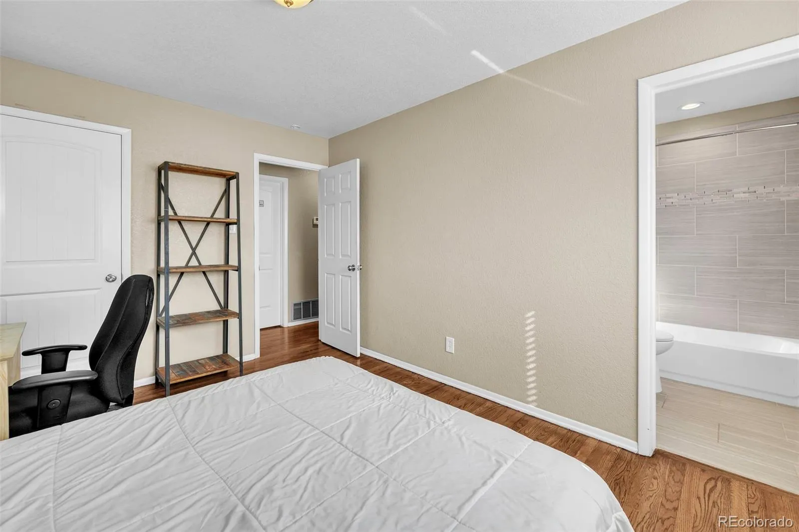 04162026193024 1600 18