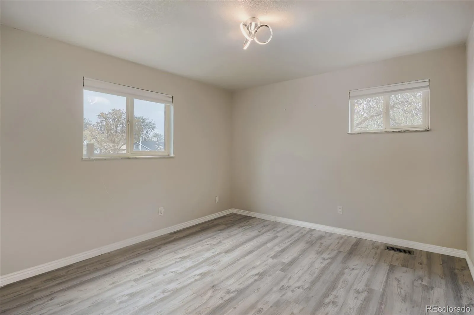 8901 W Radcliffe Place Littleton CO 80123 MLS #REC5363930 04292026182627 1600 18