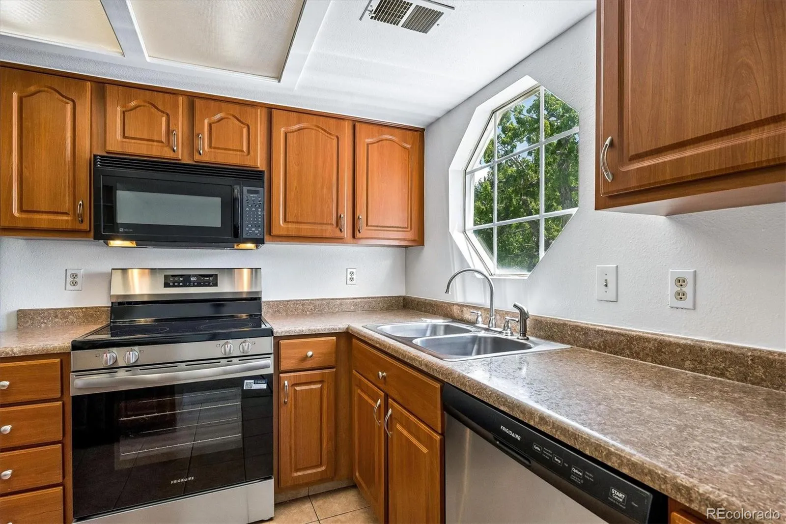 12583 E Pacific Circle #D Aurora CO 80014 MLS #REC5418440 05212026184359 1600 6