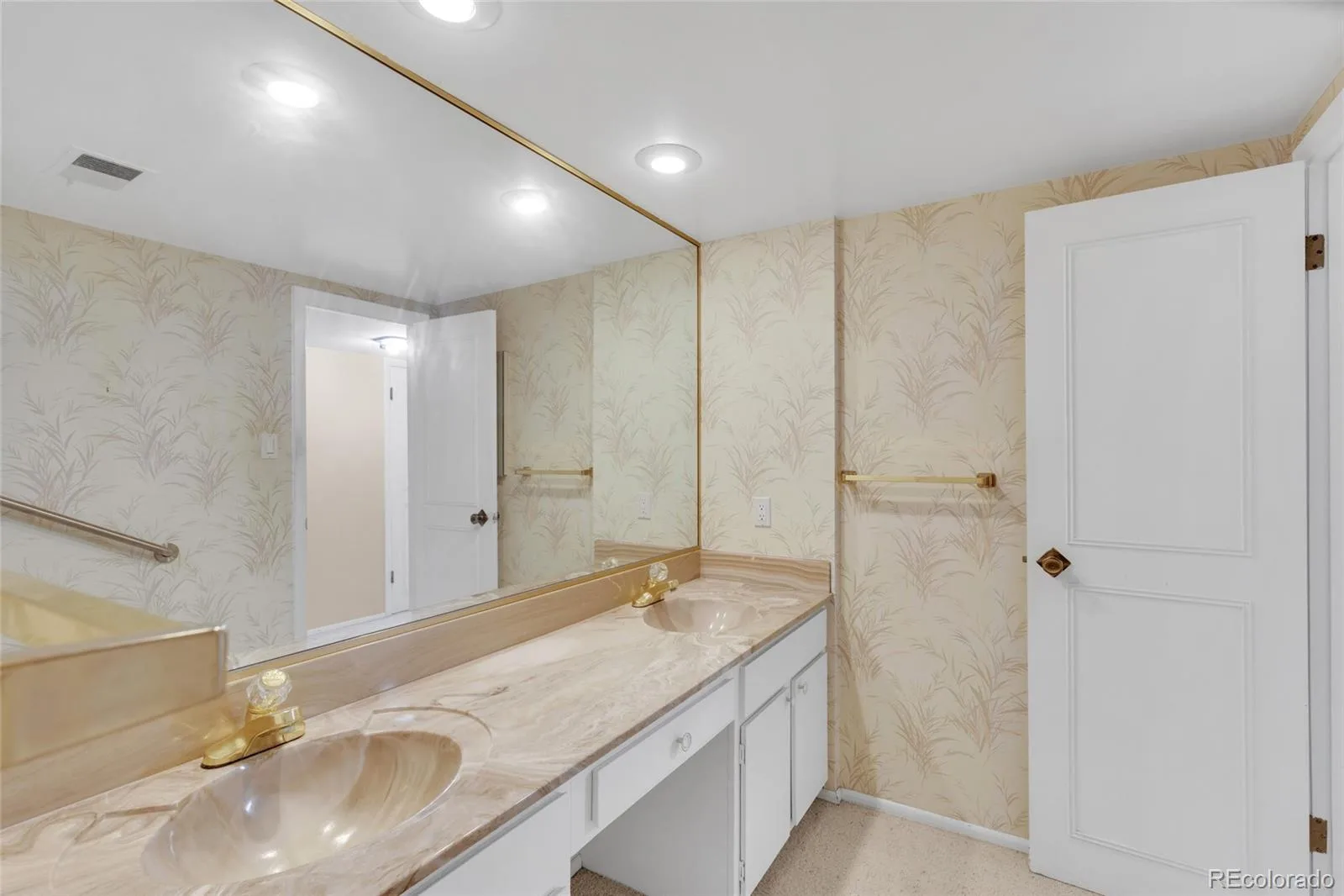3511 S Hillcrest Drive #4 Denver CO 80237 | MLS #REC5422015 08042026204605 1600 17