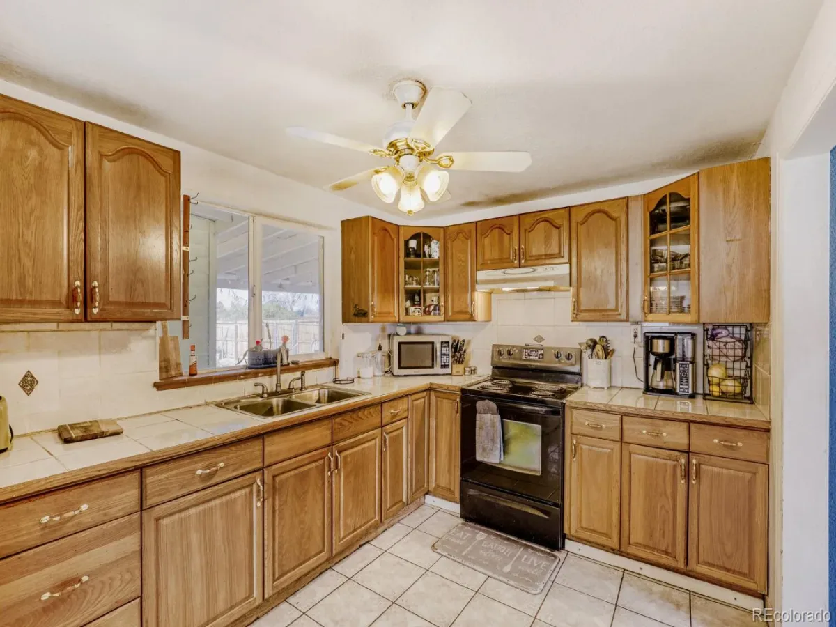 1605 Oakland Street Aurora CO 80010 MLS #REC5434960 03152026010724 1200 11