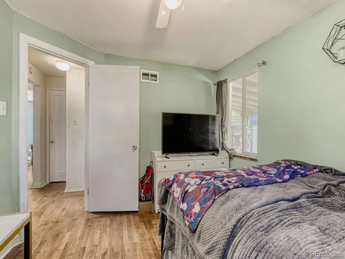 1605 Oakland Street Aurora CO 80010 MLS #REC5434960 03152026010724 1200 19