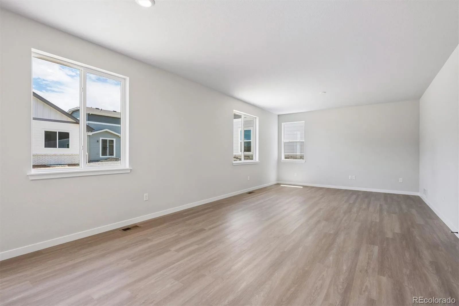 5784 N Indigo Rose Street Aurora CO 80019 | MLS #REC5453823 08112026191204 1600 4