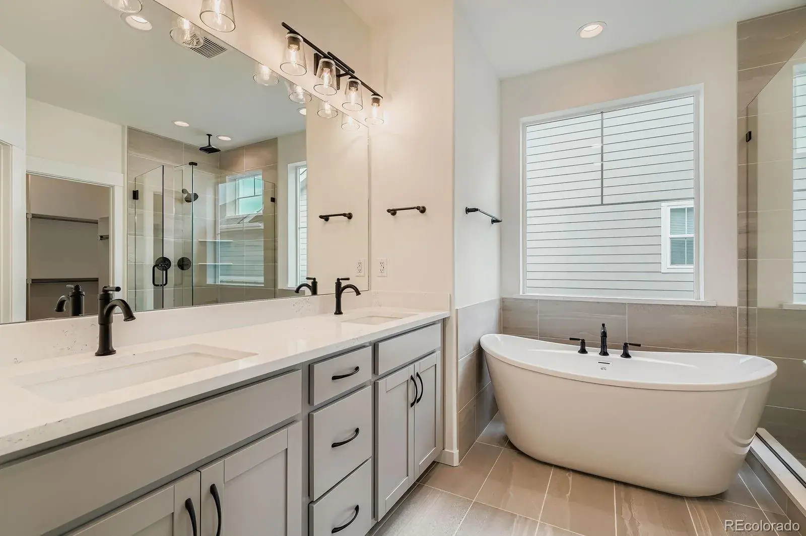 8925 S Riviera Way Aurora CO 80016 MLS #REC5464646 08012025014631 1600 14