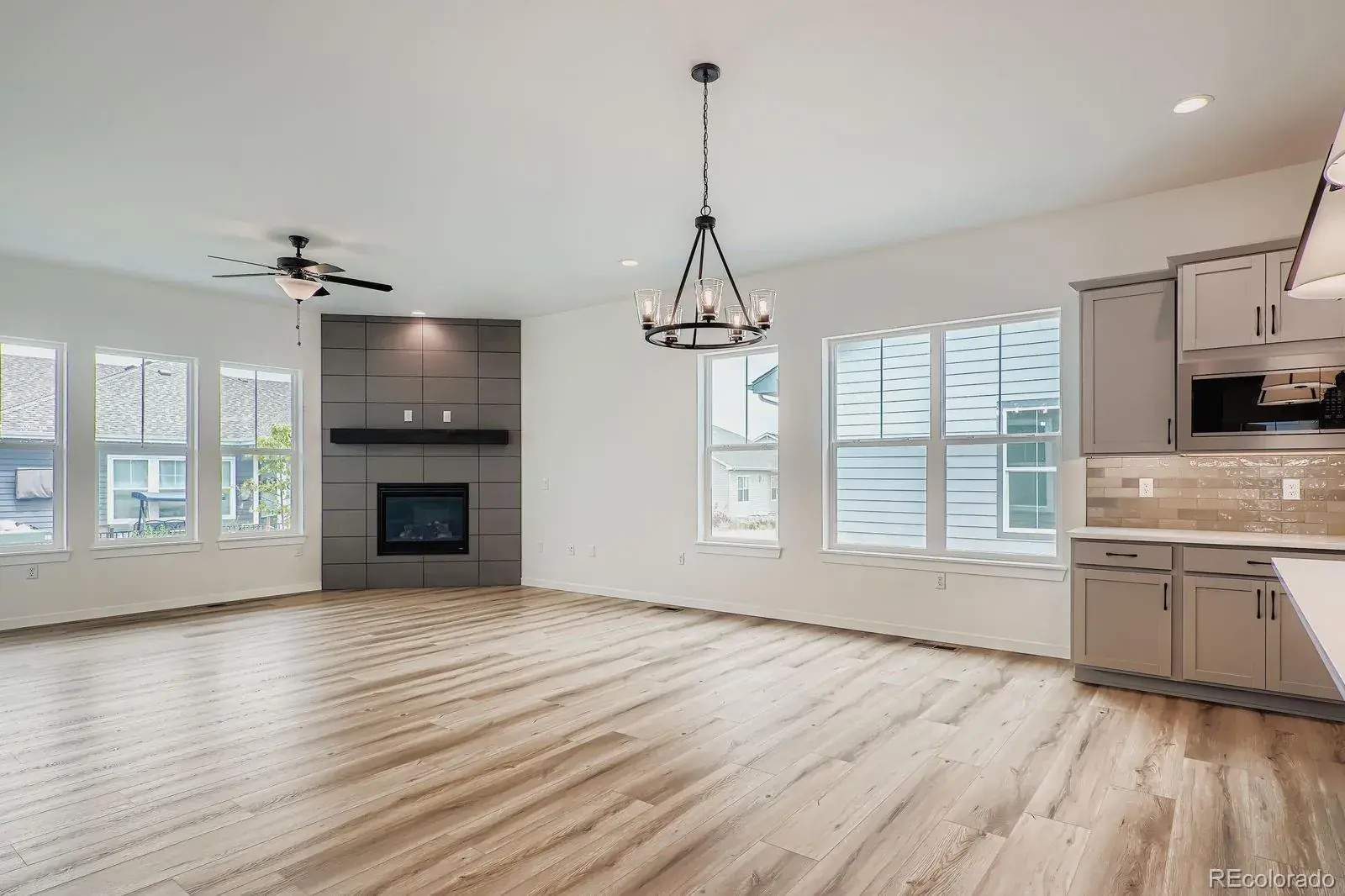 8925 S Riviera Way Aurora CO 80016 MLS #REC5464646 08012025014631 1600 7