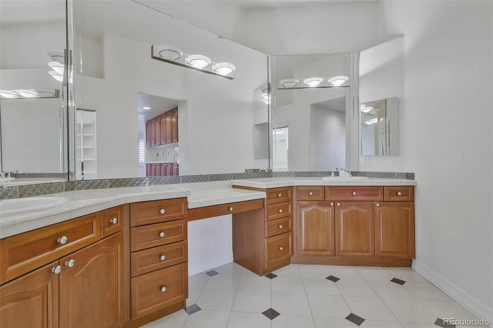7018 S Netherland Way Aurora CO 80016 | MLS #REC5516592 08132026215918 1600 12