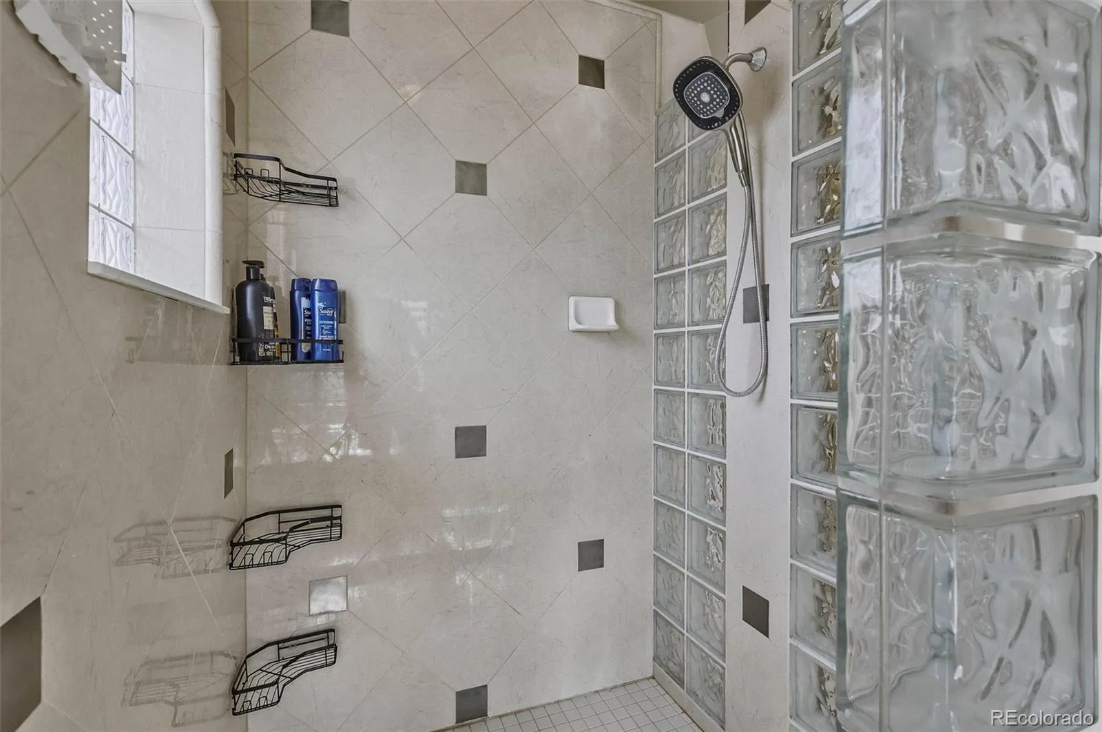7018 S Netherland Way Aurora CO 80016 | MLS #REC5516592 08132026215918 1600 15