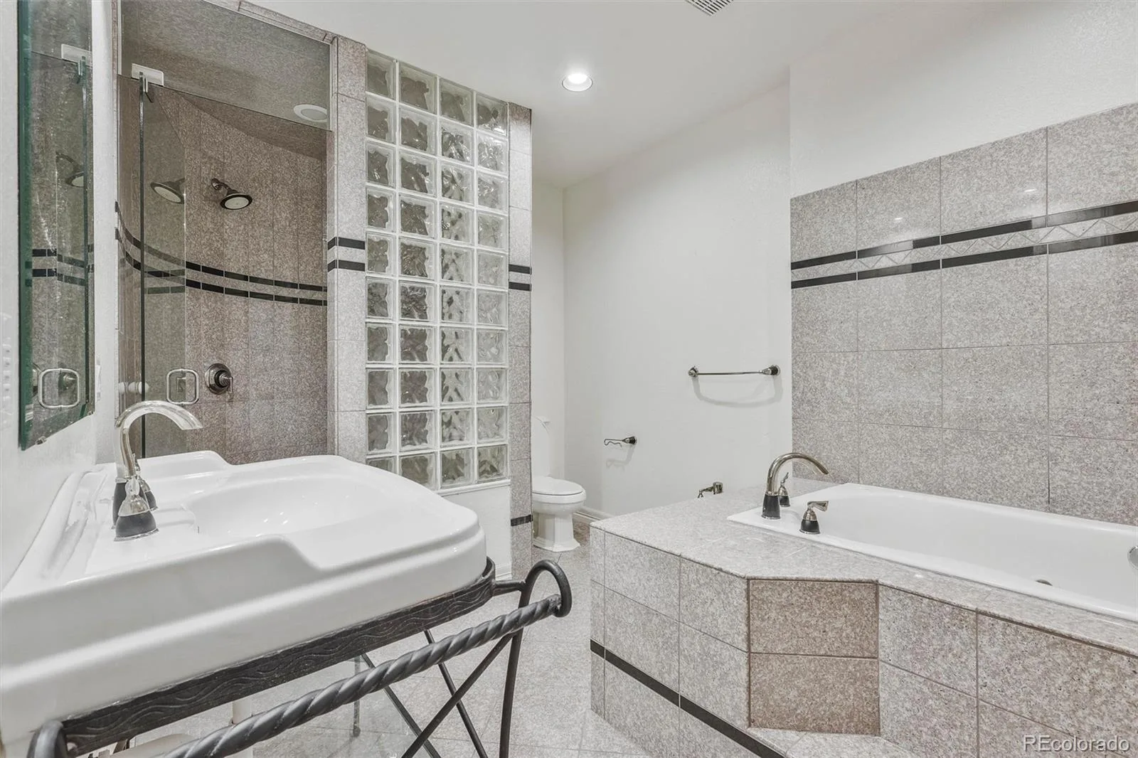 7018 S Netherland Way Aurora CO 80016 | MLS #REC5516592 08132026215918 1600 25