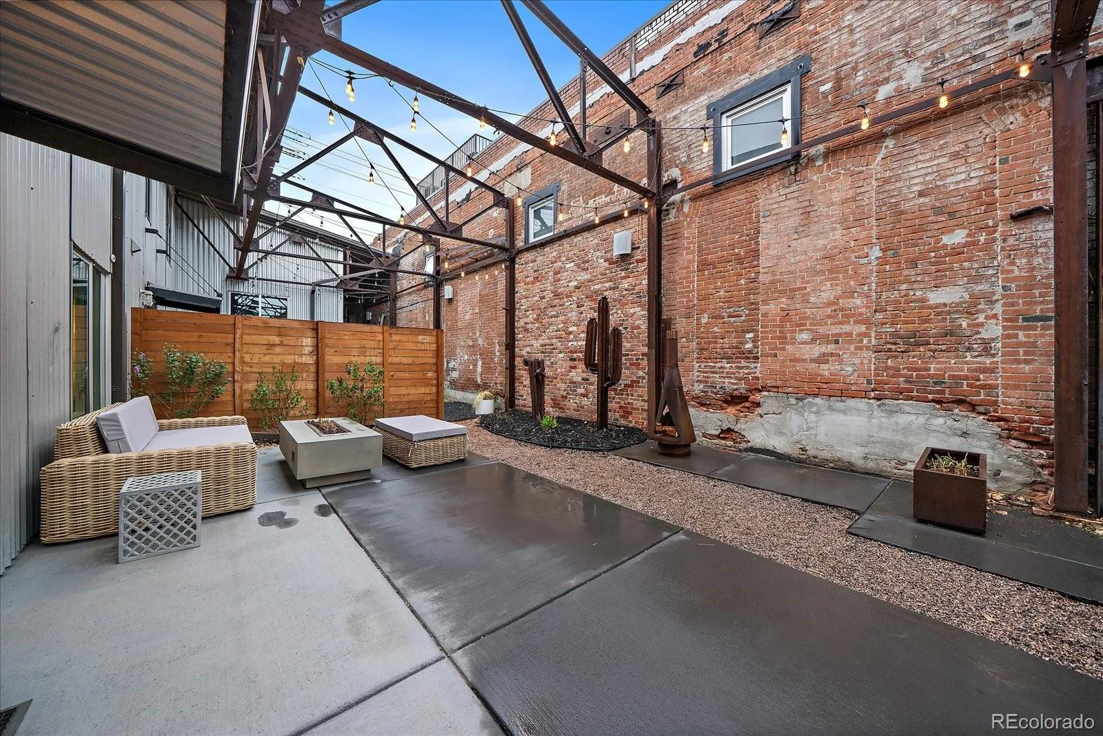 04042026170425 1600 32