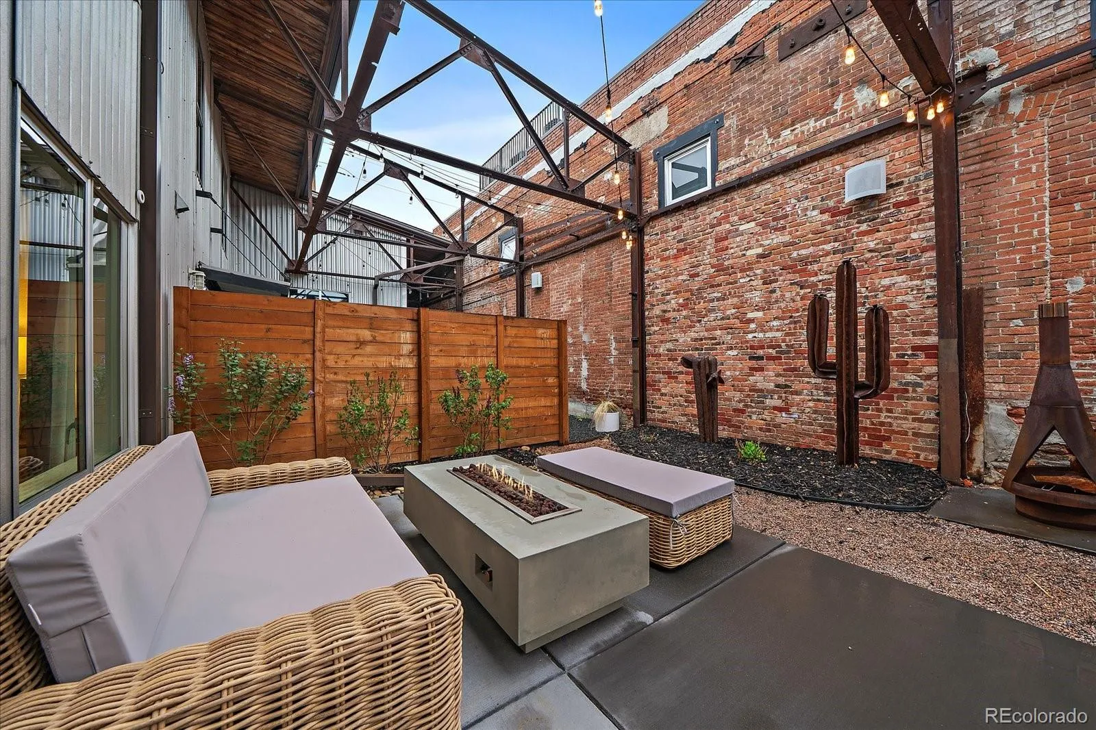 04042026170425 1600 33