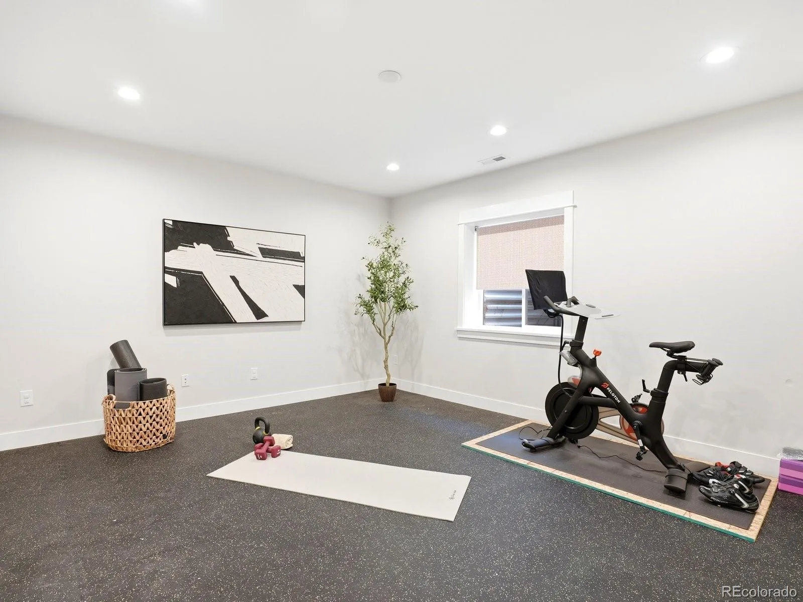 2351 N Glencoe Street Denver CO 80207 MLS #REC5525970 05152026195935 1600 32