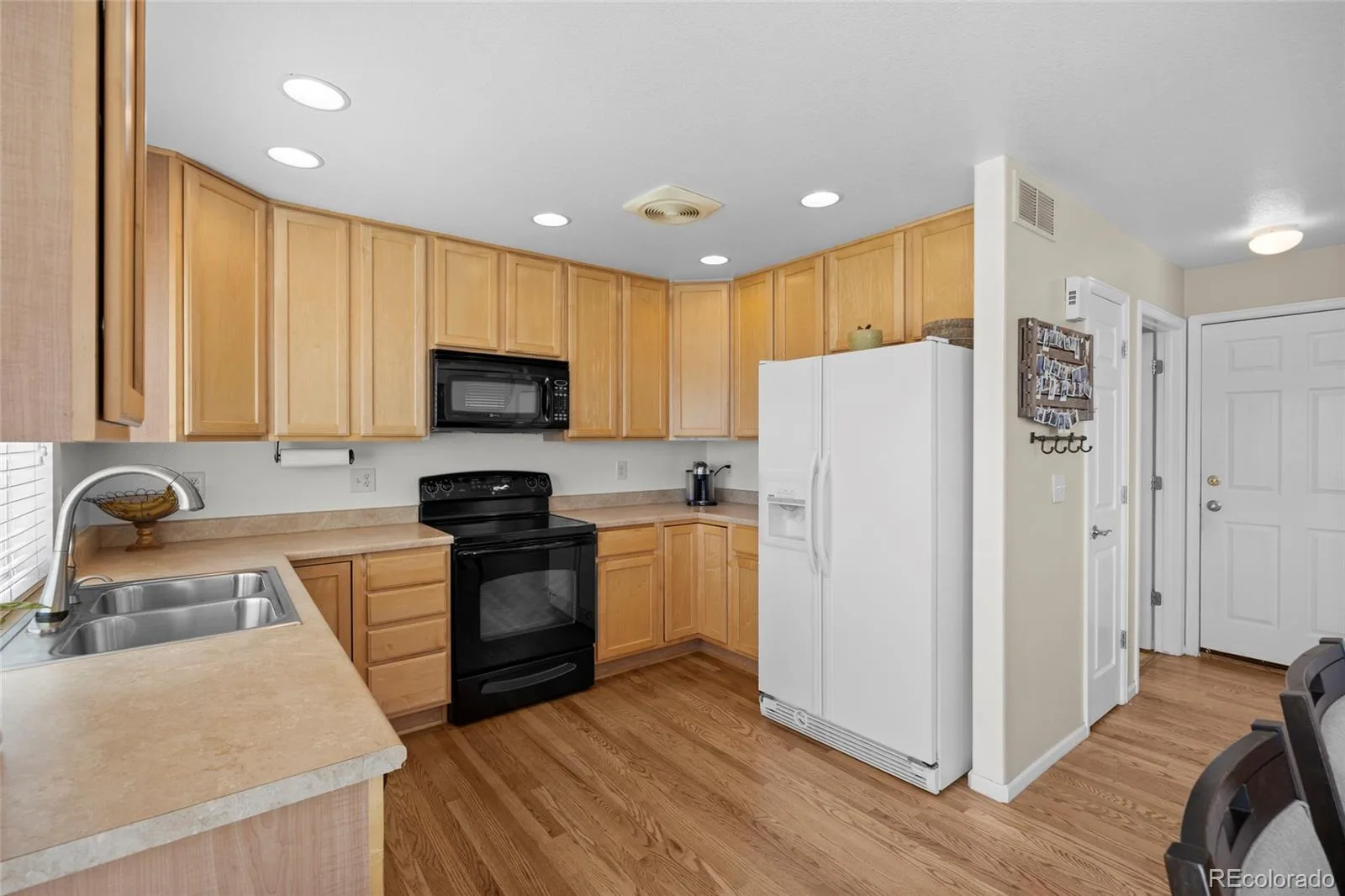4850 S Elk Court Aurora CO 80016 | MLS #REC5531521 07312026021516 1600 14