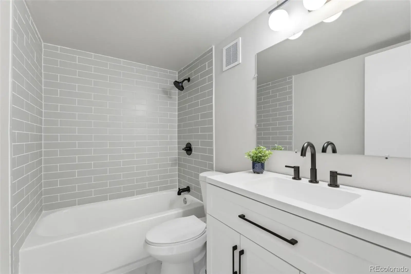 2411 S Xanadu Way #D Aurora CO 80014 MLS #REC5531684 01222026004836 1600 16