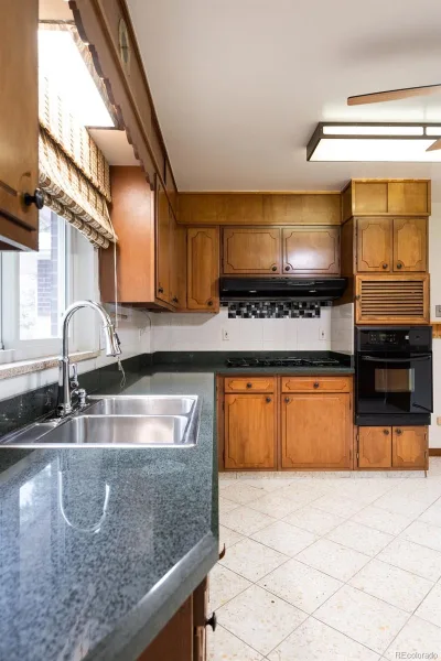 1045 S Cody Street Lakewood CO 80226 | MLS #REC5537855 09252026033659 800 19