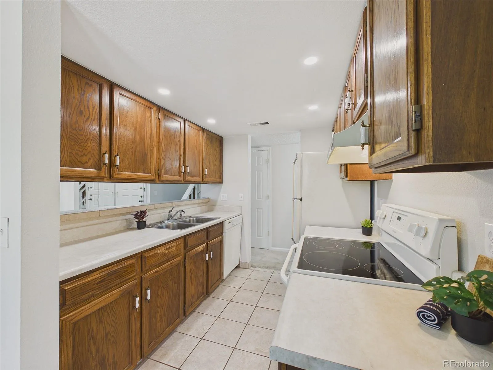 1140 S Monaco Parkway #3 Denver CO 80224 MLS #REC5553718 04212026002957 1600 6