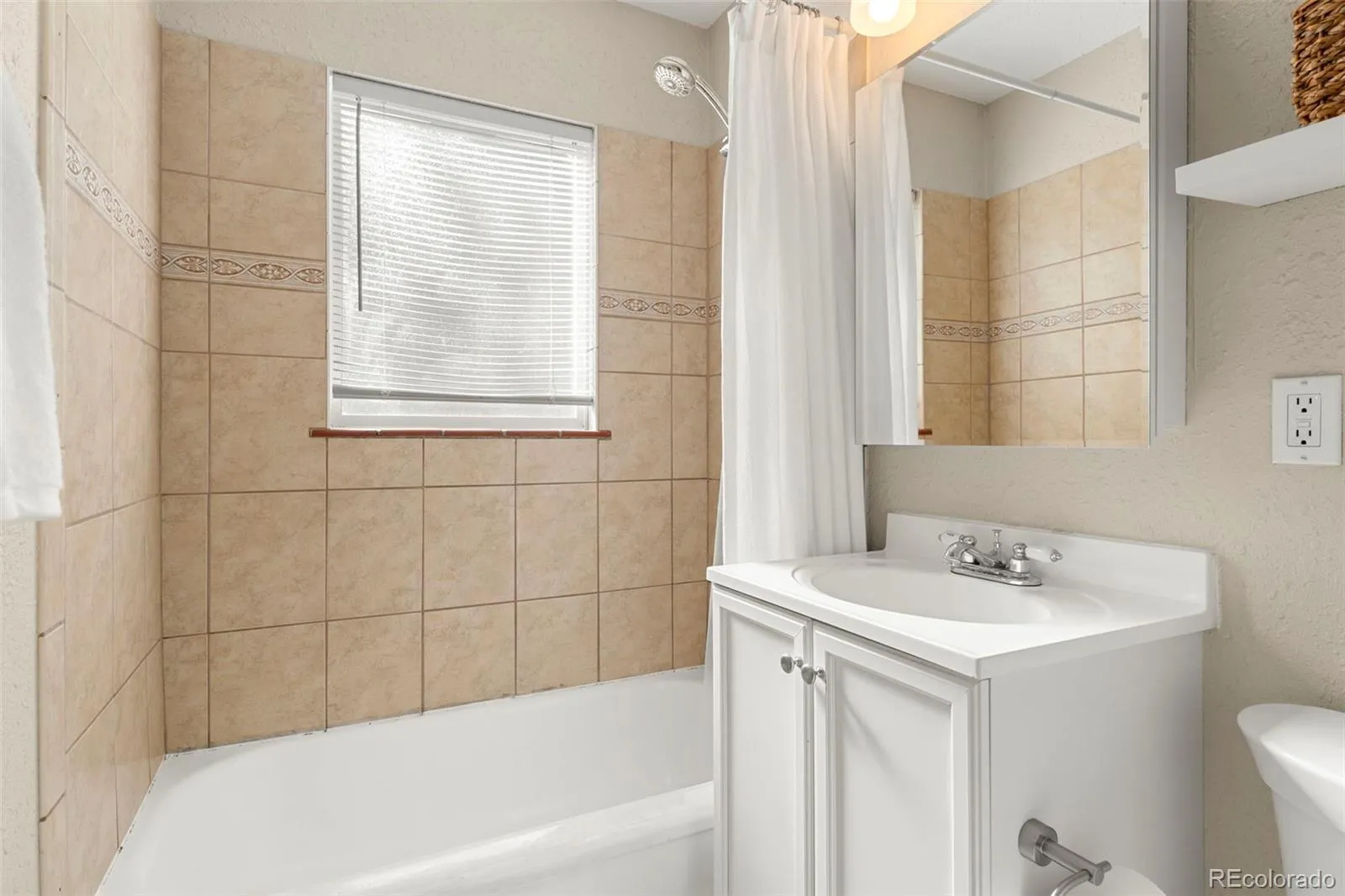 1420 Rosemary Street Denver CO 80220 MLS #REC5576228 04252026160637 1600 14