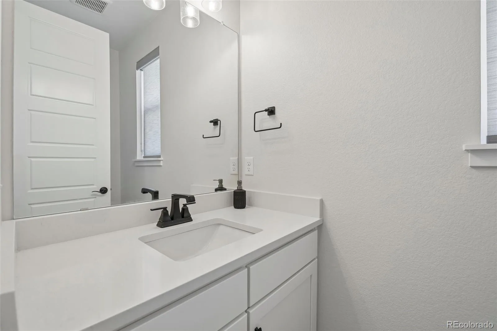5195 Queen Court Arvada CO 80002 MLS #REC5679645 07032026152338 1600 23