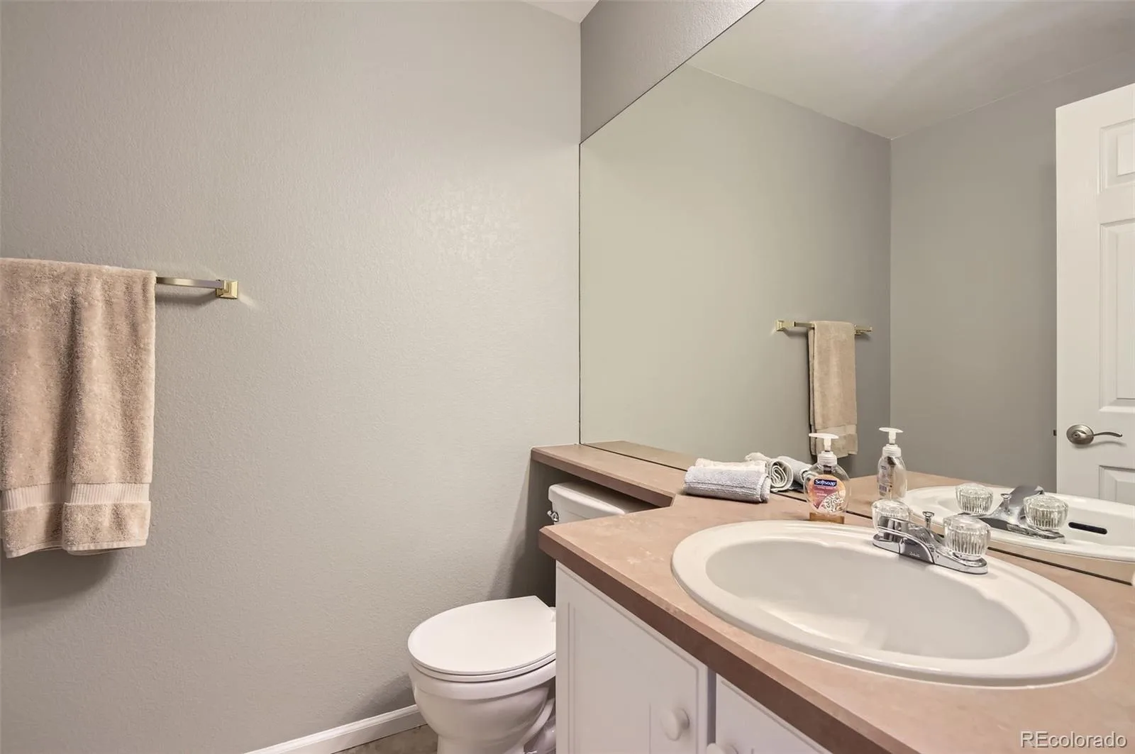 601 Clarendon Loop Castle Pines CO 80108 | MLS #REC5684057 07052026233326 1600 21