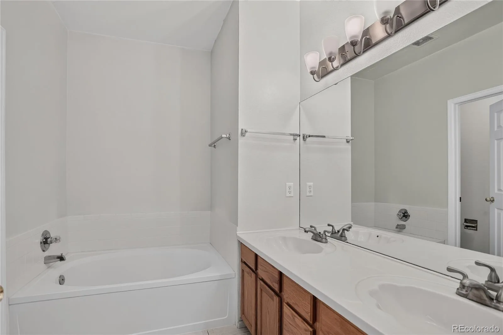 4013 S Carson Street #B Aurora CO 80014 | MLS #REC5704026 07242026163047 1600 20
