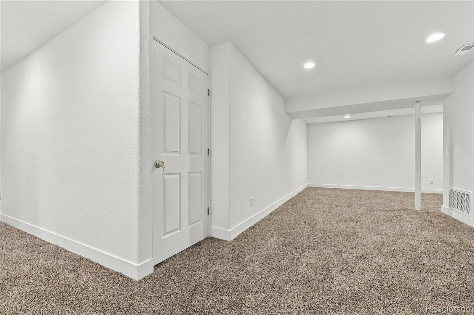 3903 S Quemoy Way Aurora CO 80018 | MLS #REC5772416 09262026195027 1600 36