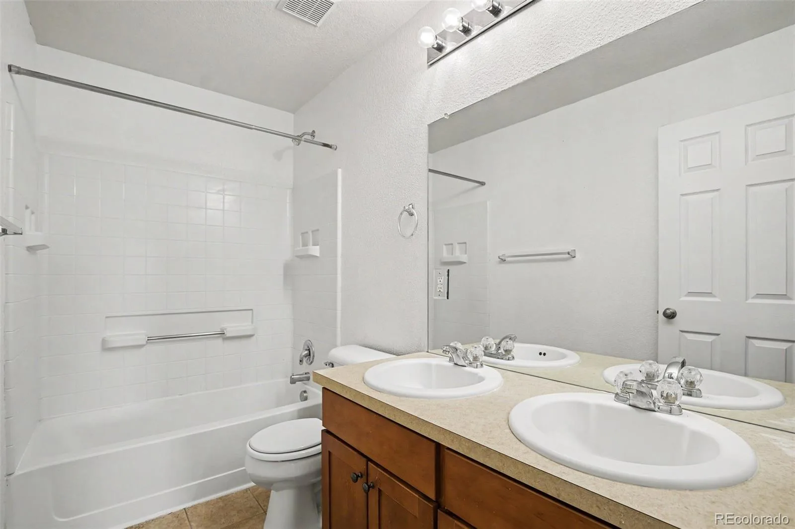 23502 E Alabama Drive Aurora CO 80018 | MLS #REC5809750 07022026044836 1600 24
