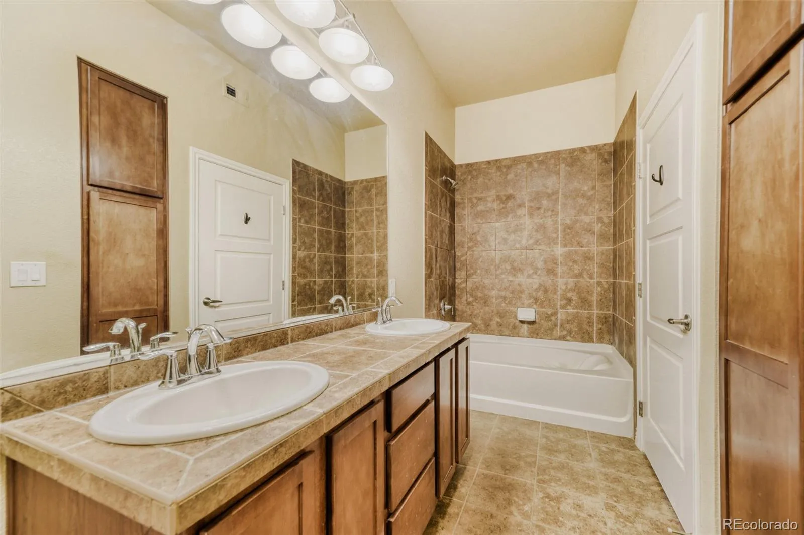 10111 Inverness Main Street #218 Englewood CO 80112 | MLS #REC5900271 04032026215817 1600 15