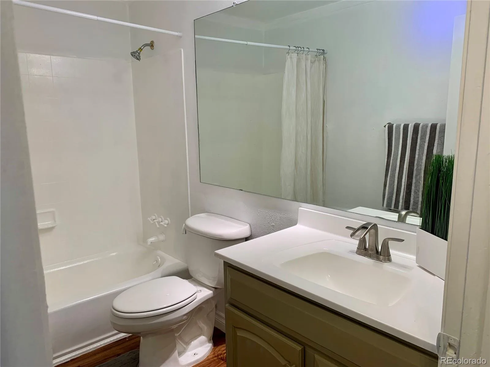 8266 S Logan Court Littleton CO 80122 | MLS #REC5946156 08052026055144 1600 29