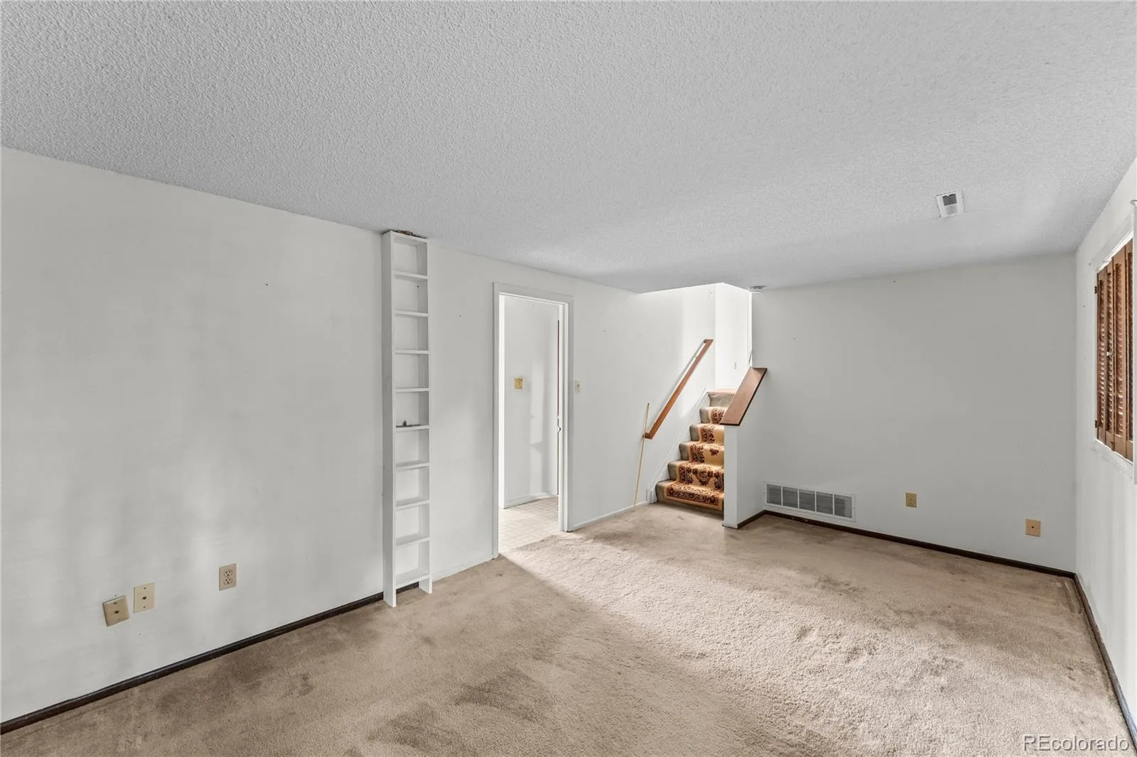 2591 S Eagle Circle Aurora CO 80014 | MLS #REC5962782 08162026050620 1600 23