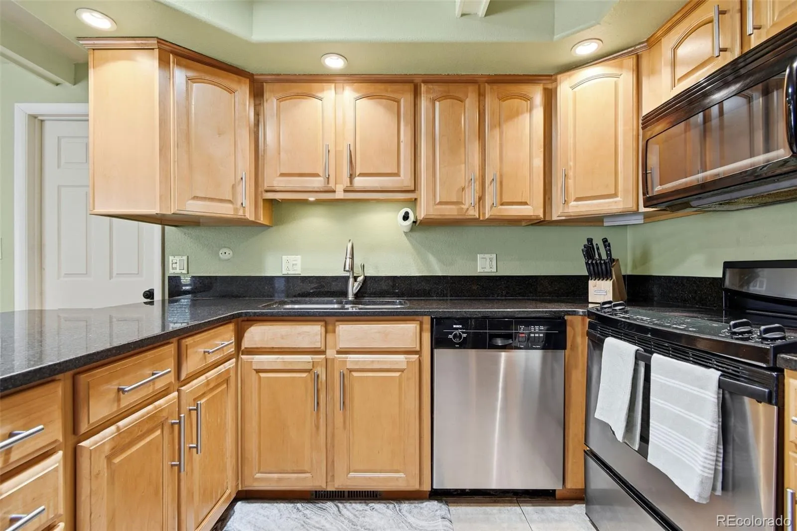 424 S Uvalda Circle Aurora CO 80012 MLS #REC6015901 04202026140657 1600 14
