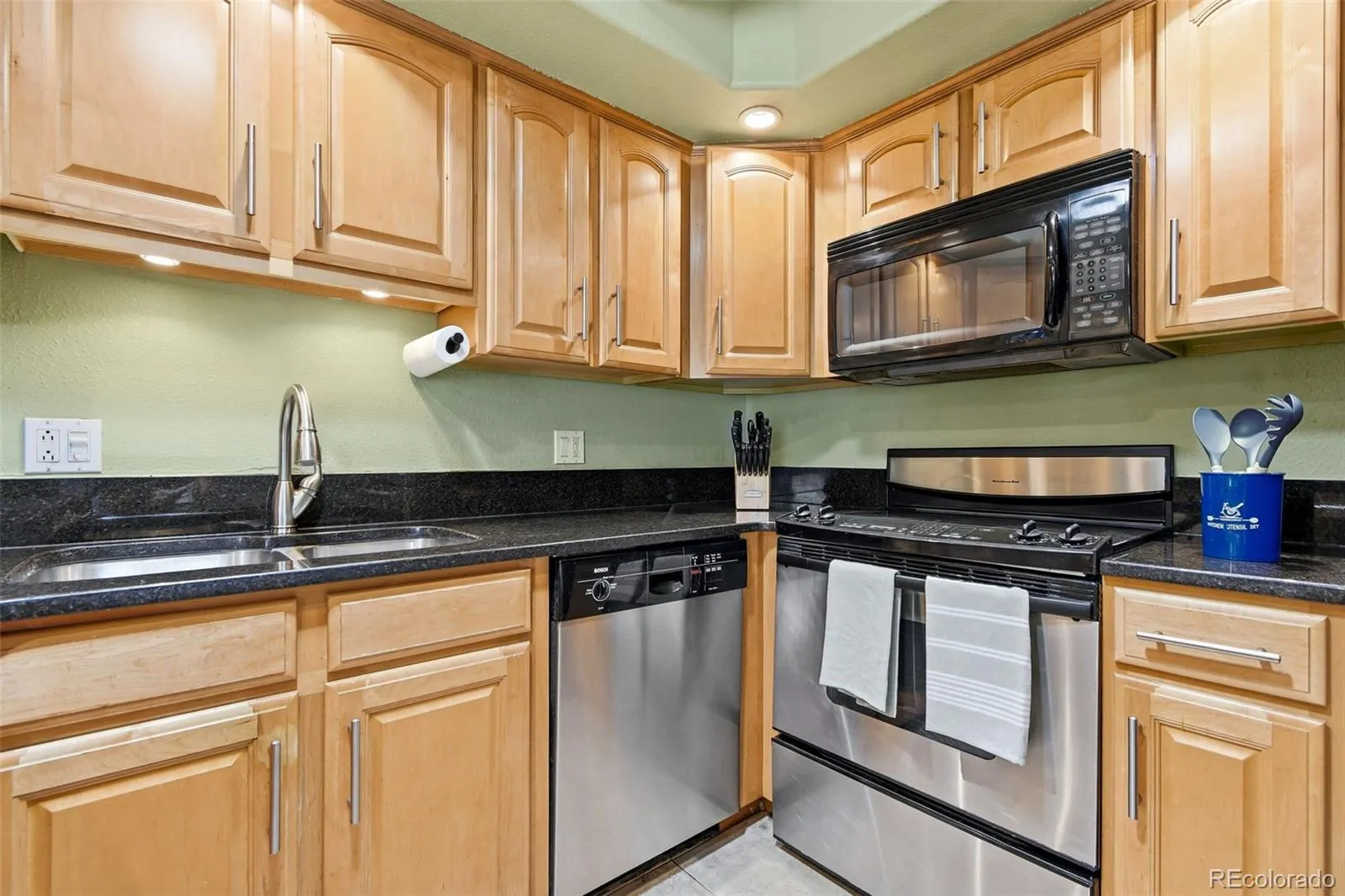 424 S Uvalda Circle Aurora CO 80012 MLS #REC6015901 04202026140657 1600 15