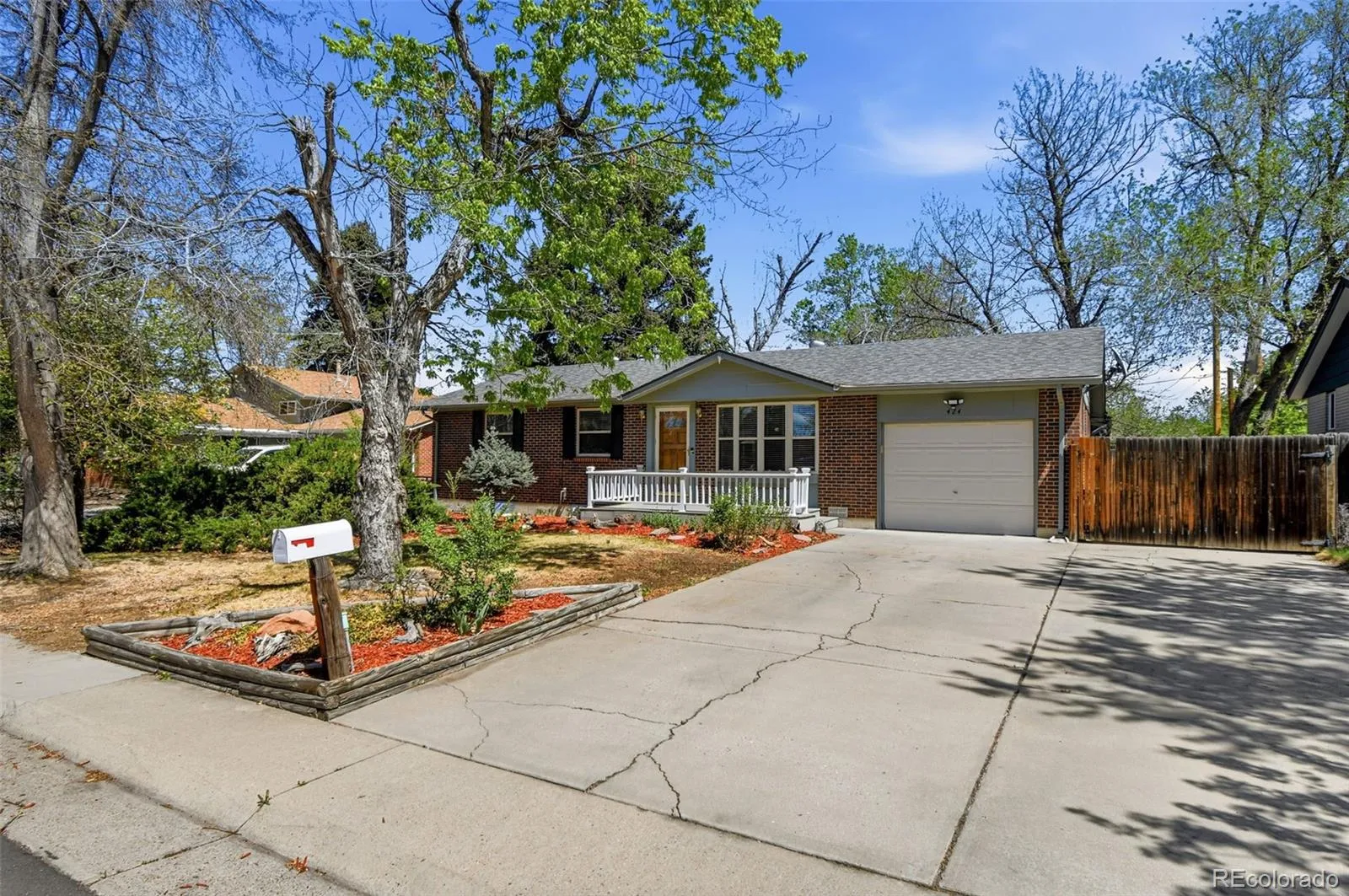 424 S Uvalda Circle Aurora CO 80012 MLS #REC6015901 04202026140657 1600 48