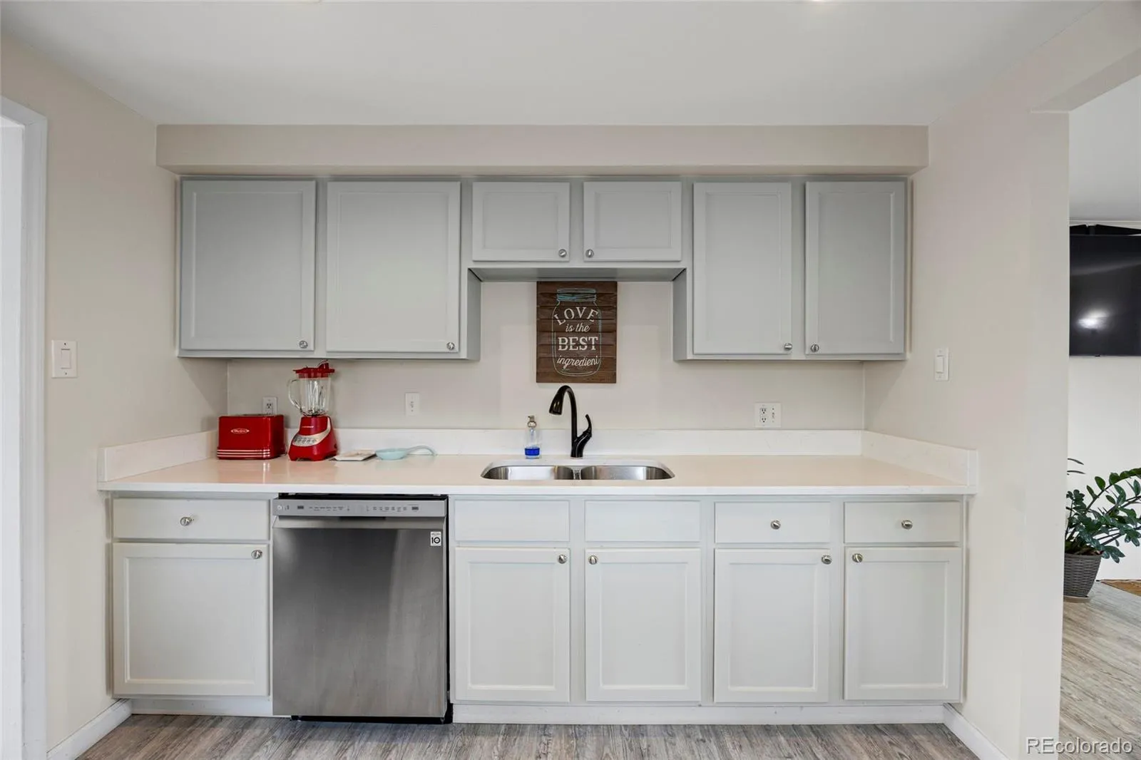 5525 Pierce Court Arvada CO 80002 MLS #REC6028438 04232026213525 1600 8