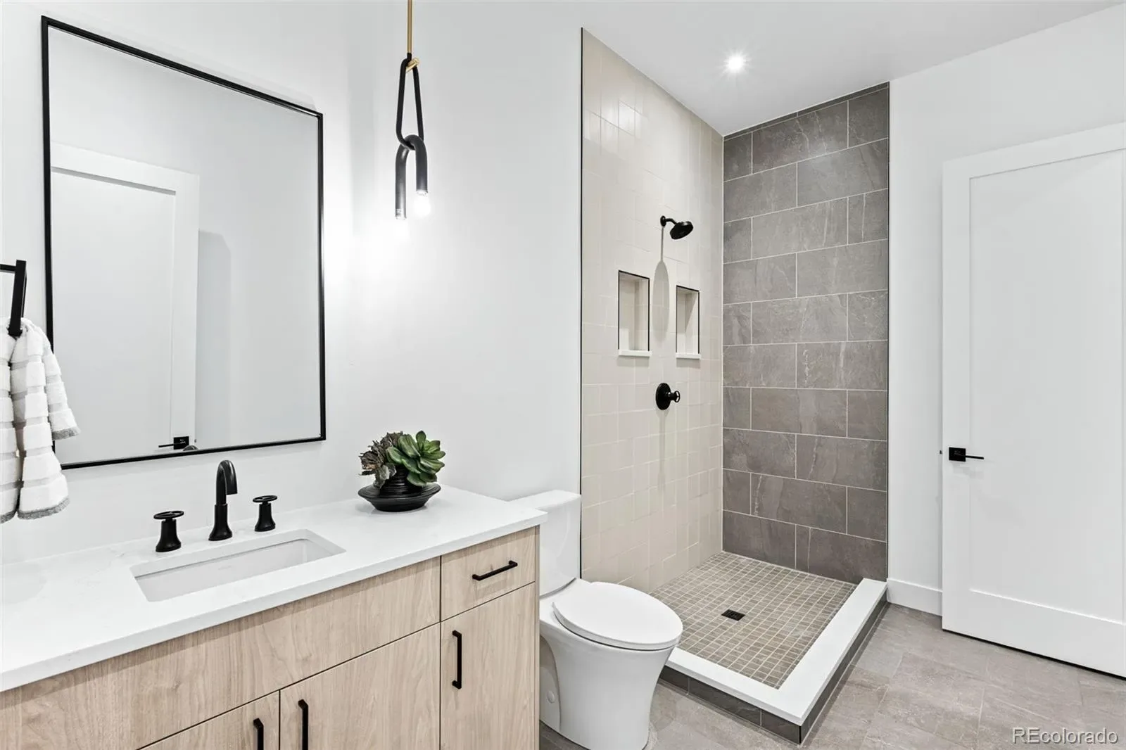 03232026193535 1600 32