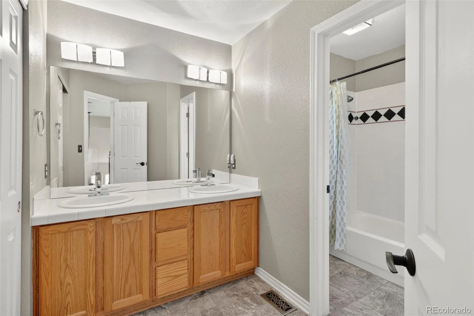 11405 W Coal Mine Drive Littleton CO 80127 MLS #REC6037480 05242026170439 1600 28