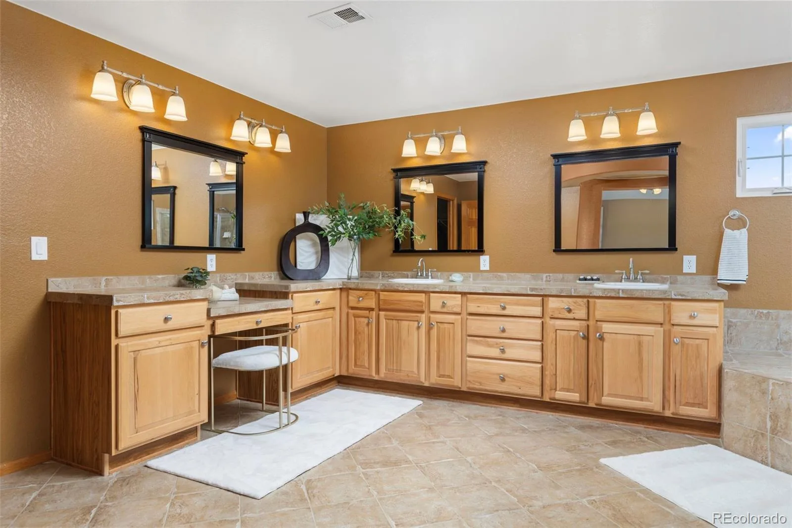 5344 S Haleyville Street Aurora CO 80016 | MLS #REC6050413 09252026180115 1600 25