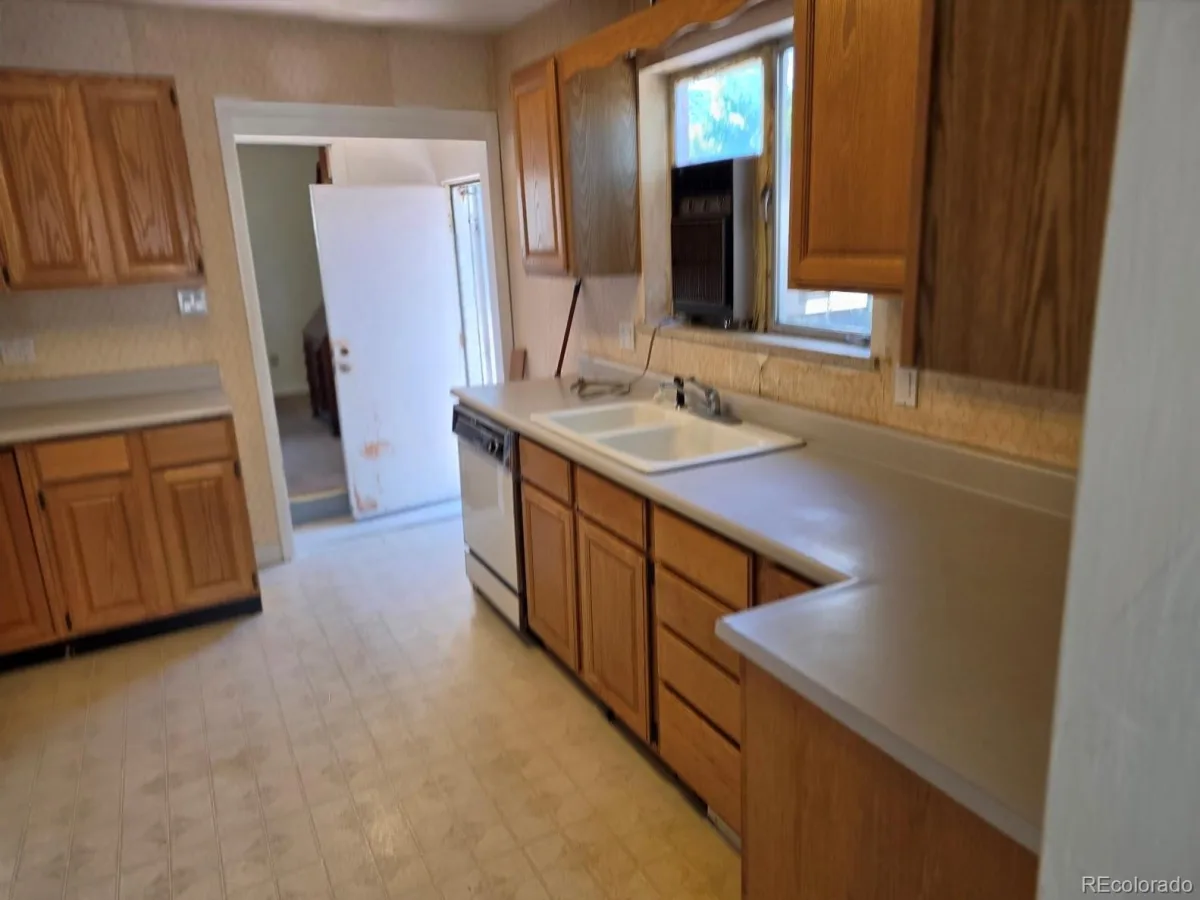 1150 Roslyn Street Denver CO 80220 | MLS #REC6057384 08212026012400 1200 30