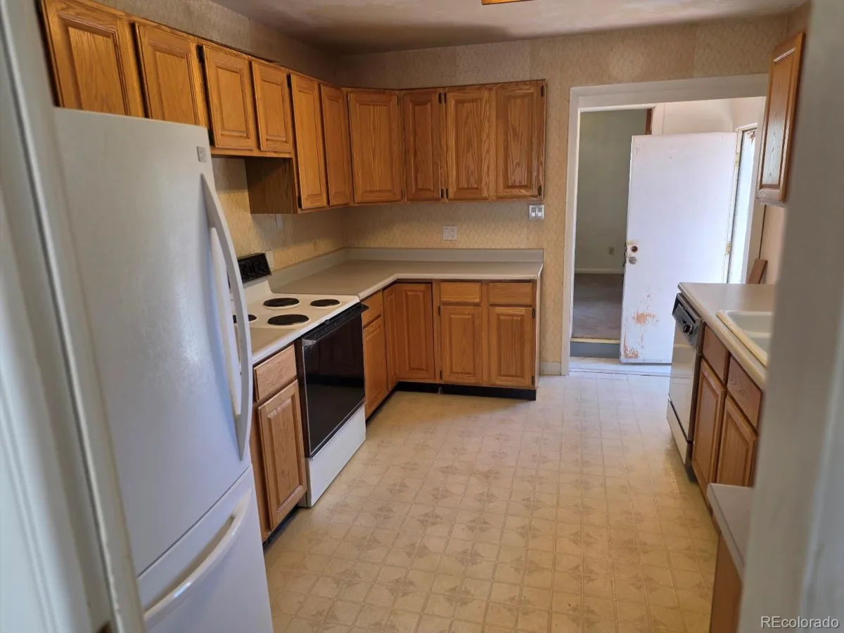 1150 Roslyn Street Denver CO 80220 | MLS #REC6057384 08212026012400 1200 31