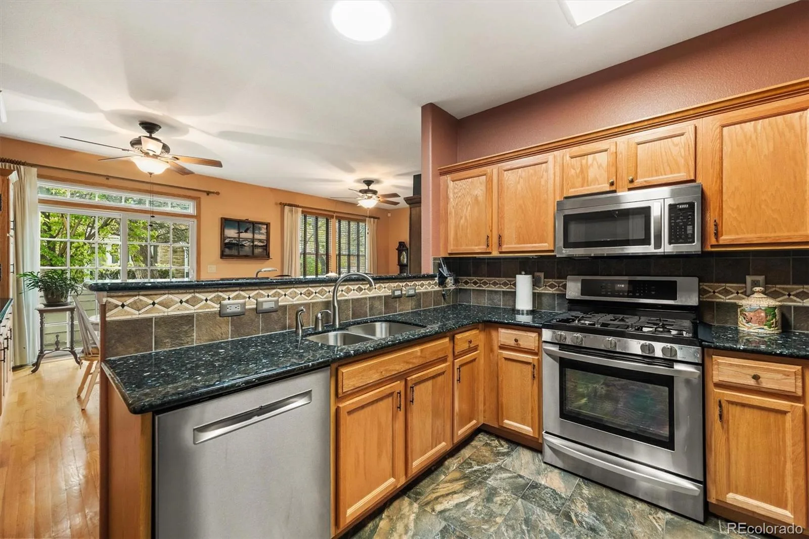 927 S Evanston Circle Aurora CO 80012 | MLS #REC6060105 09262026011728 1600 10