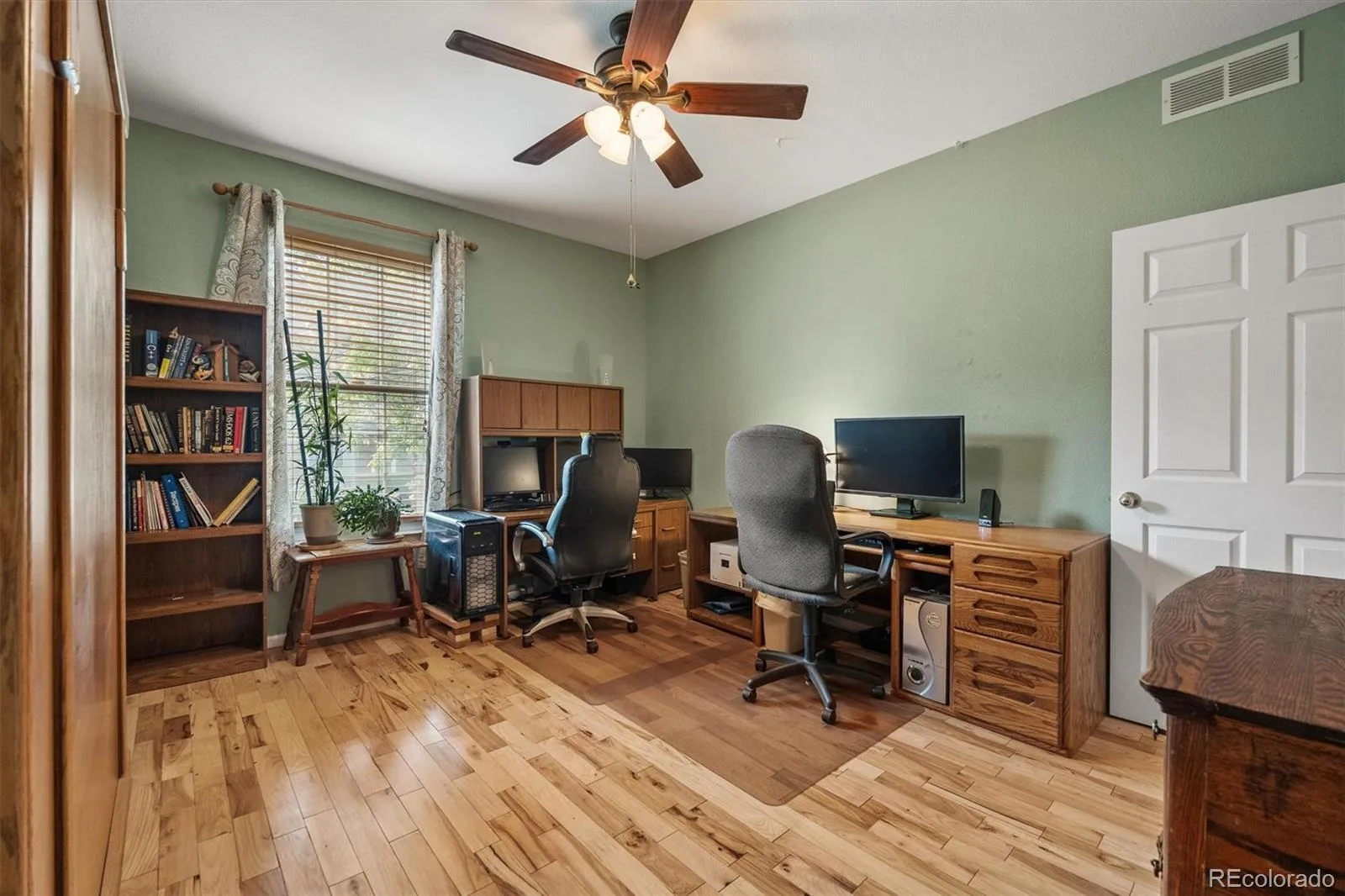 927 S Evanston Circle Aurora CO 80012 | MLS #REC6060105 09262026011728 1600 21