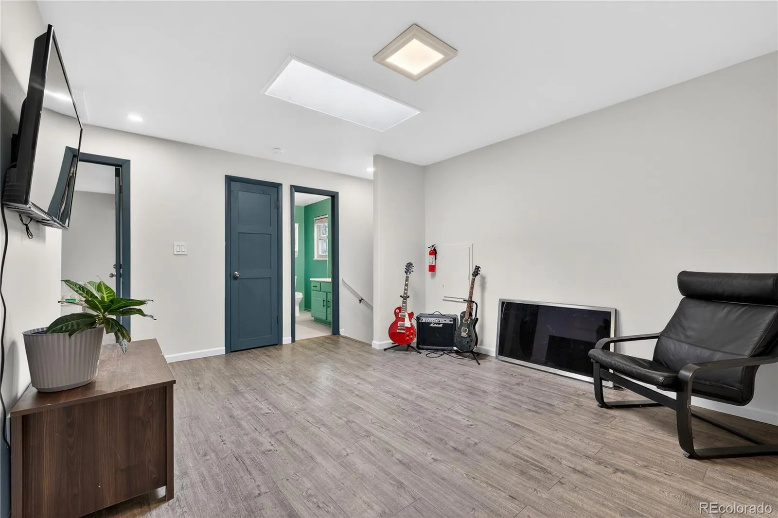 04062026230244 1600 18