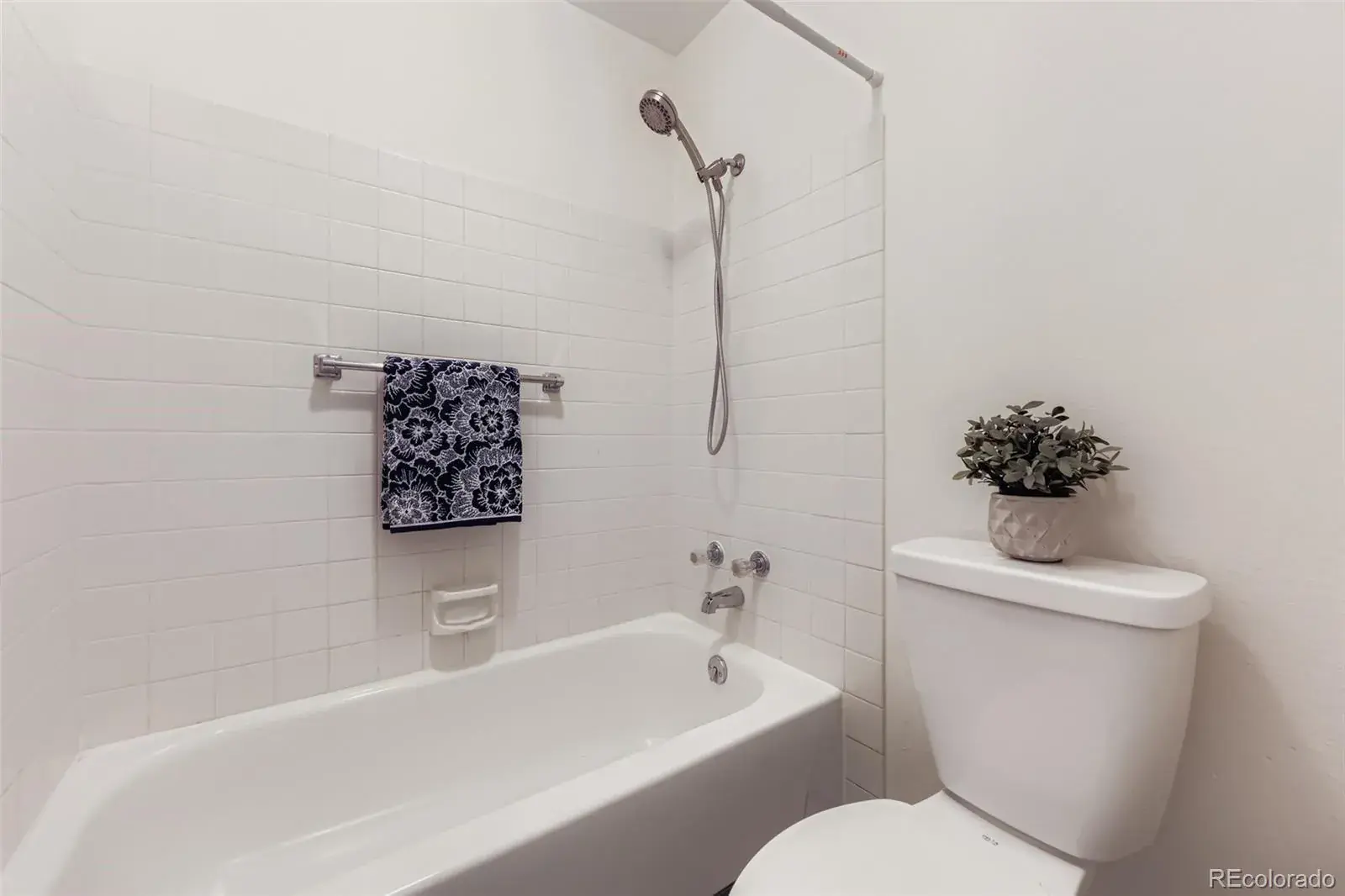 1868 S Ammons Street #A Lakewood CO 80232 | MLS #REC6206222 01302026054722 1600 7