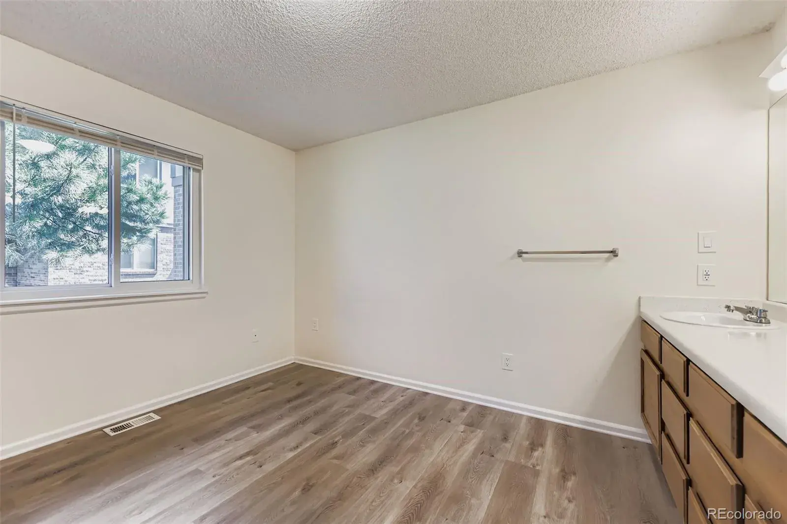 1868 S Ammons Street #A Lakewood CO 80232 | MLS #REC6206222 01302026054722 1600 8