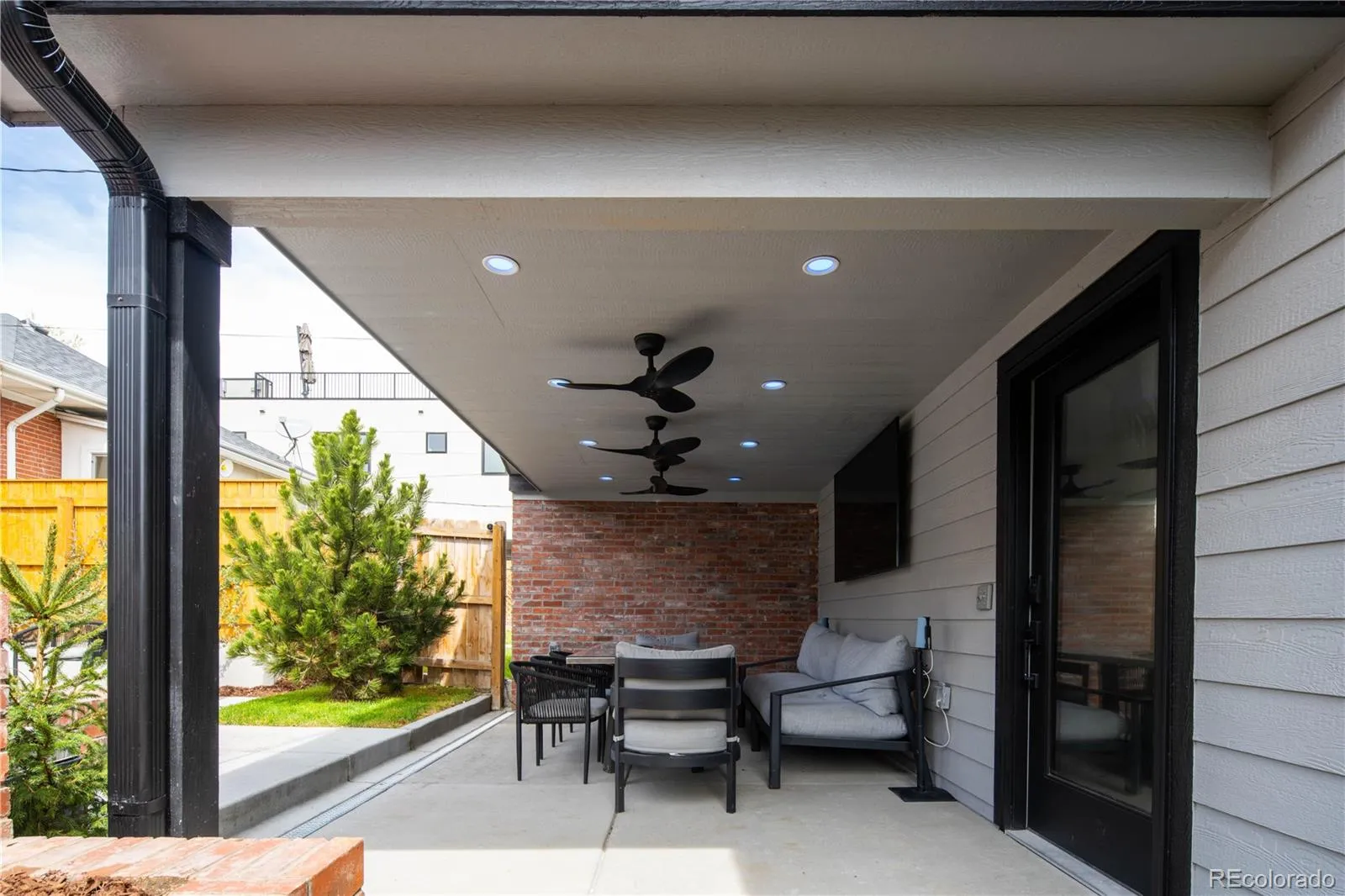 04162026212125 1600 33